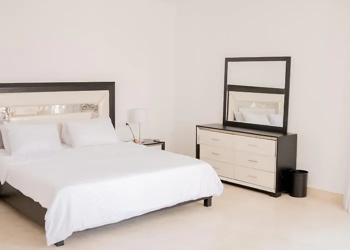 Nayah Stays, El Gouna Private Pool 5 Ensuite 5min 12 Guests Tatil Evi